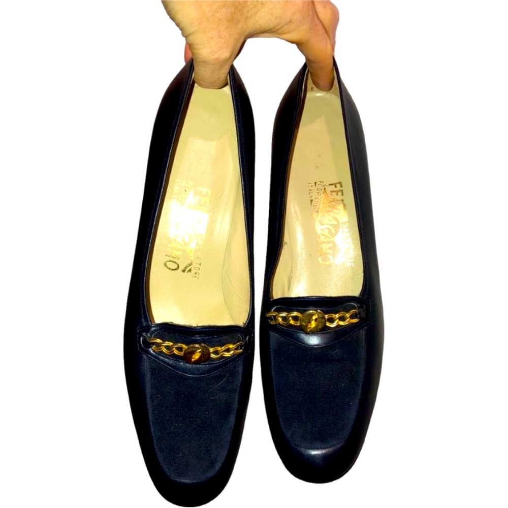 salvatore Ferragamo Navy blue leather chain link detail classic pumps sh…